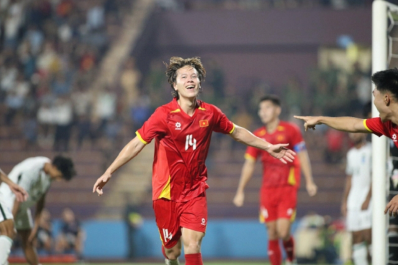 viktor-le-thang-hoa-toa-sang-o-u23-tiep-tuc-ruc-sang-trong-mau-ao-clb-ha-tinh