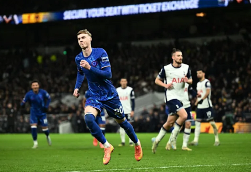 jamie-carragher-chi-trich-tottenham-khong-hieu-sao-ho-choi-te-den-vay-truoc-chelsea