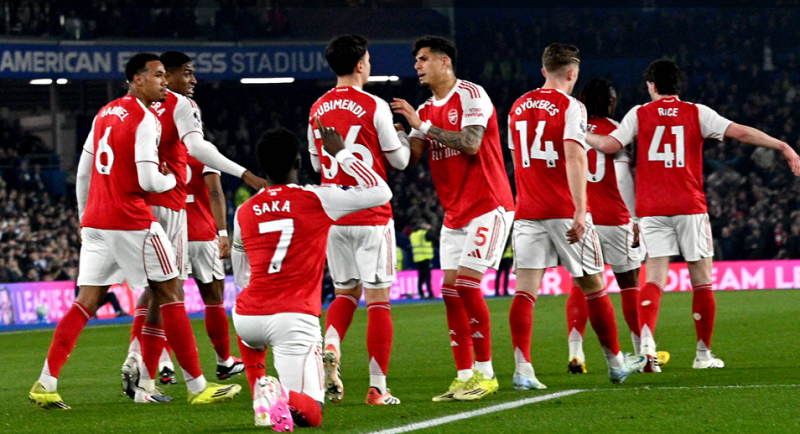 shearer-tin-arsenal-van-vuot-mansfield-du-xoay-tua-doi-hinh
